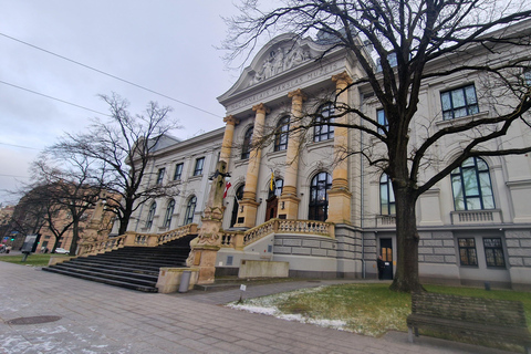 Riga: Art Nouveau Tour with Hat Wearing