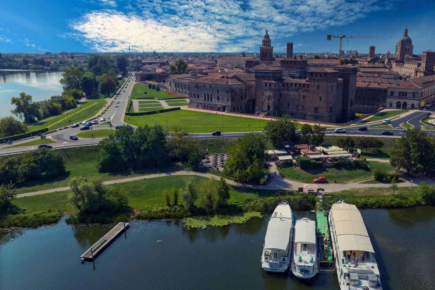 Mantua: Panoramic city navigation + protected oasis + guide on board