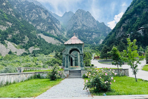 Desde Kazbegi: excursión de un día a la iglesia de Gregety y al pueblo de JutaKazbegi: excursión de un día a los monasterios y al pueblo de Juta