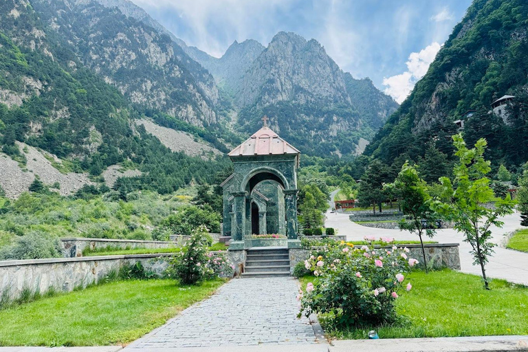 Desde Kazbegi: excursión de un día a la iglesia de Gregety y al pueblo de JutaKazbegi: excursión de un día a los monasterios y al pueblo de Juta