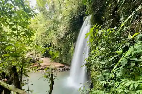 Ubud : Chute d'eau avec balançoire dans la jungle et visite de la grotte de Barong en quad