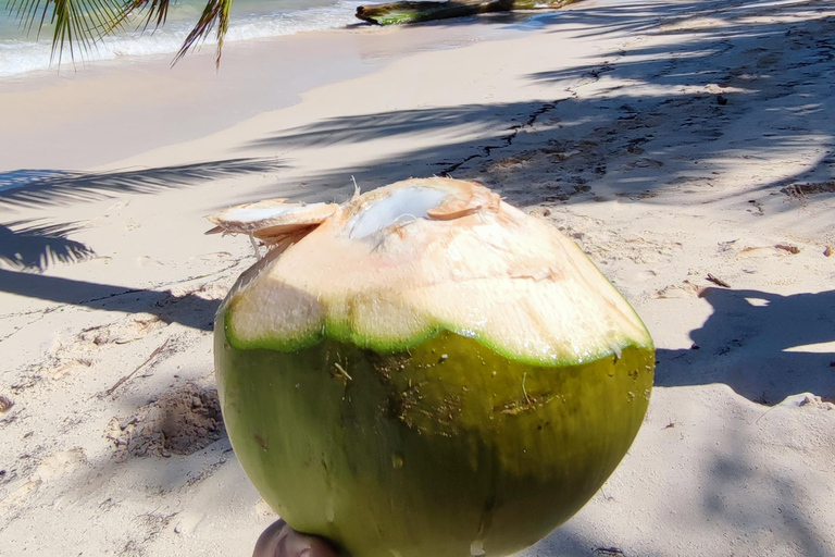 Private Yacht Tour with Snorkeling, lagoon and wild beach Your for 1-4 persons