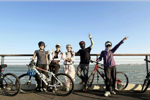 Shanghai: Zhujiajiao Water Town & Yuandang Lake Cycling Trip