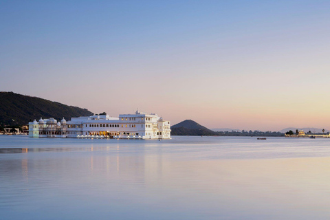 Au départ d'Udaipur : Visite privée de la ville des lacs d'UdaipurTransport, guide touristique, droits d'entrée, déjeuner et promenade en bateau