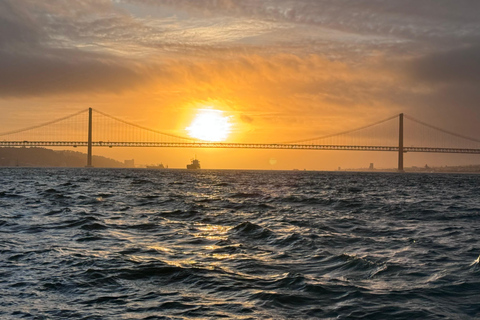 Lisboa: Passeio de Barco ao Pôr-do-Sol no Rio Tejo com Welcome DrinkLisboa: Passeio de barco ao pôr do sol no rio Tejo com Welcome Drink