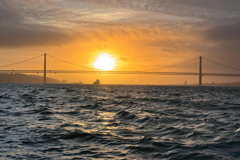 Lisboa: Passeio de Barco ao Pôr-do-Sol no Rio Tejo com Welcome DrinkLisboa: Passeio de barco ao pôr do sol no rio Tejo com Welcome Drink
