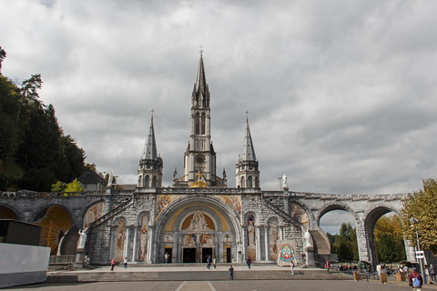 Privater Transfer von Barcelona nach Lourdes in Frankreich