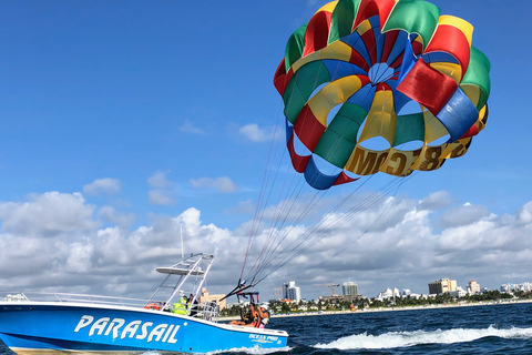 Miami Beach: passeio de barco parasailing em South BeachParasailing: Todas as taxas estão incluídas