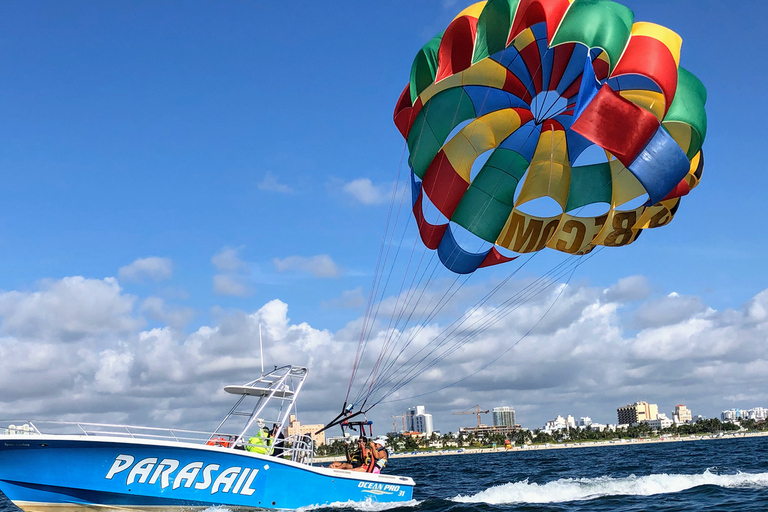 Miami Beach: giro in barca con parapendio a South BeachParasailing: Tutte le quote sono incluse