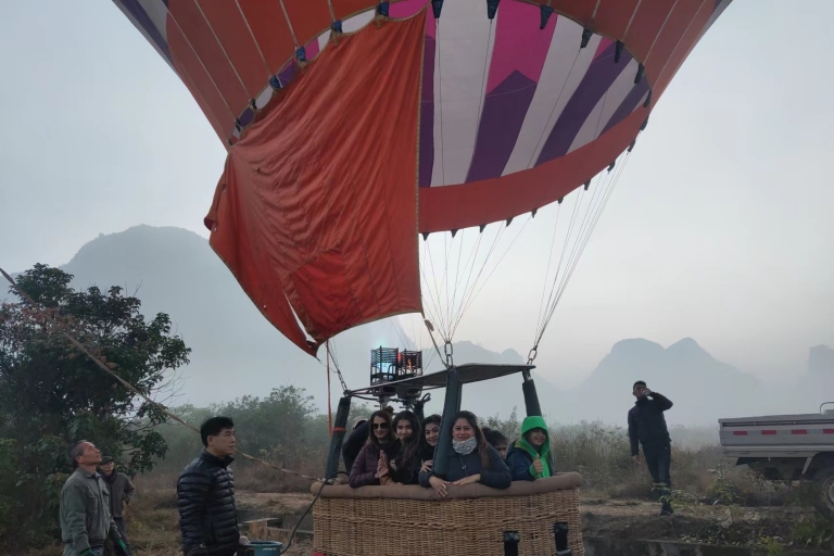 Bilet na lot balonem na ogrzane powietrze Yangshuo o wschodzie słońcaPrywatny lot balonem dla 3-4 osób (wylot z Yangshuo)