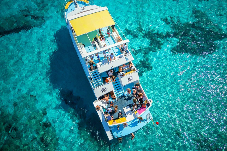 لاتشي رحلة بحرية على متن قارب واحد في بلو لاغون البحر الأبيض المتوسطرحلة بحرية صباحية