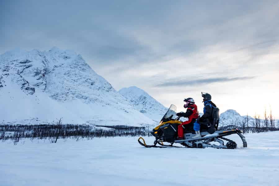 Tromsø: Schneemobil-Tour in den Lyngenalpen mit Suppe und Getränken. Foto: GetYourGuide