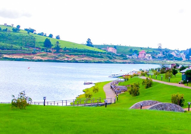 From Negombo: 2-Day Nuwara Eliya, Kandy & Waterfalls Tour