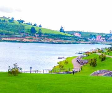 From Negombo: 2-Day Nuwara Eliya, Kandy, & Waterfalls Tour