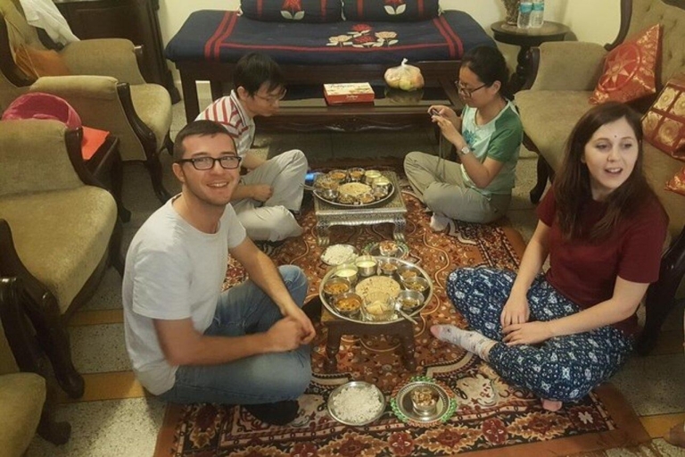 Cena tradicional rajastaní con una familia local