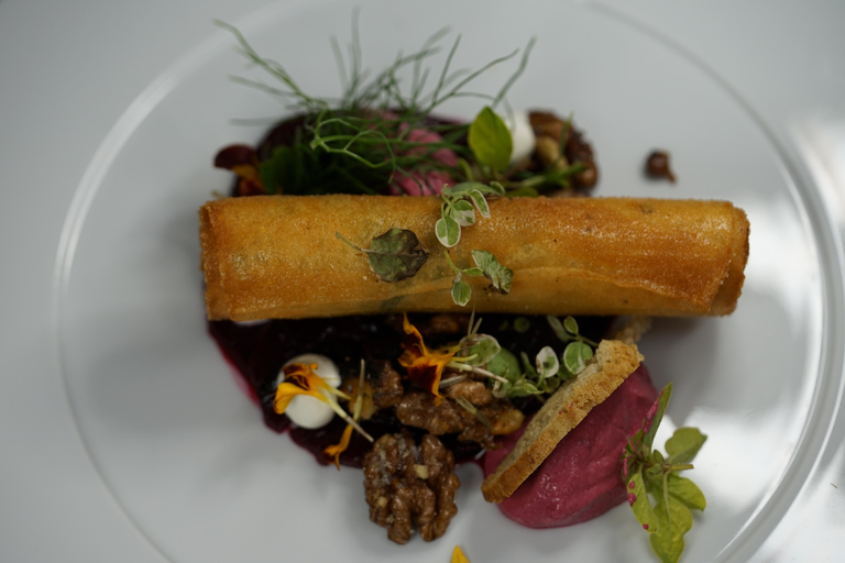 عشاء رومانسي على ضوء الشموع مع كريمون، 5 أطباق مع النبيذتناول الطعام