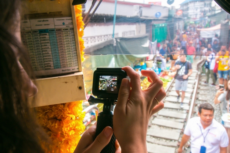 Bangkok: Damnoen Saduak Market and Maeklong Railway Market Group Tour with Hotel Pickup
