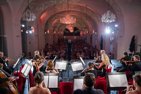 Wien: Trerätters middag och konsert på slottet SchönbrunnMozart- och Strauss-konsert i Wien – kategori VIP