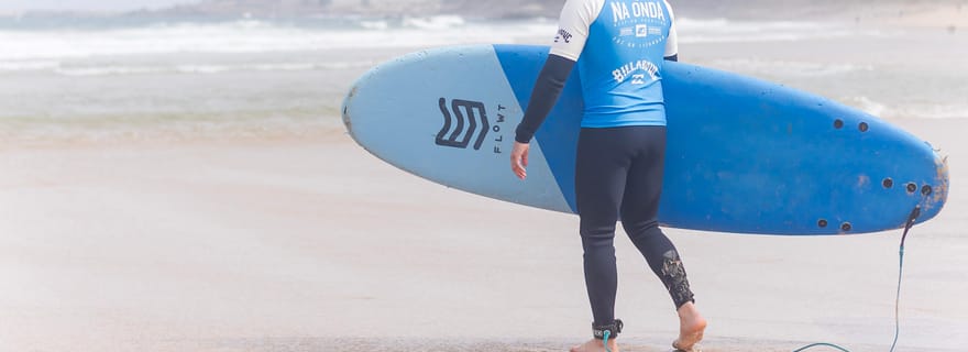 Location de planche de surf + combinaison de surf + 1 cours de surf