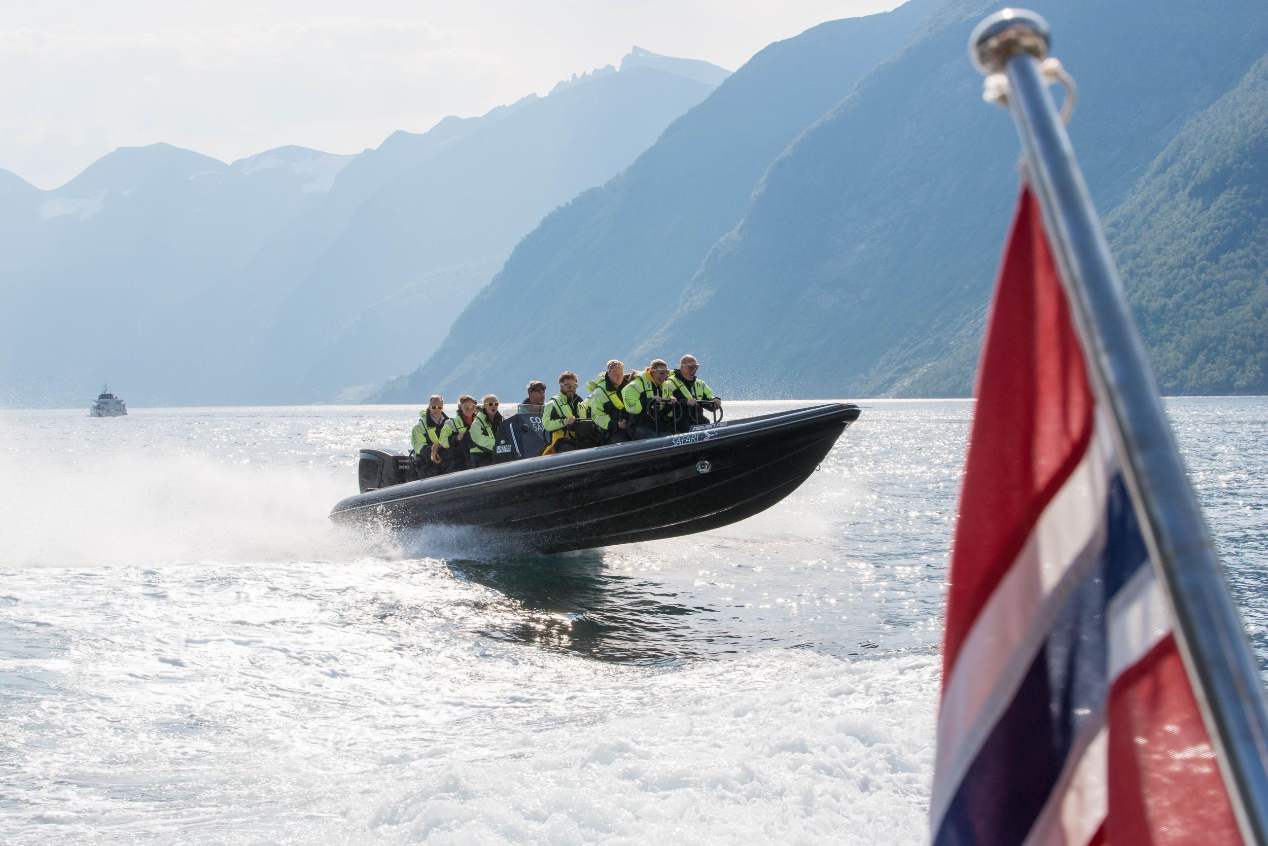 Fjord-Safari mit dem Festrumpfschlauchboot zum Hjørundfjord – mit Uteguiden.com
