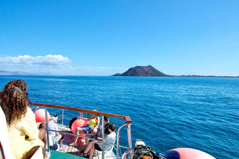 Corralejo: Retourticket voor de veerboot naar Lobos eiland met toegangsbewijs