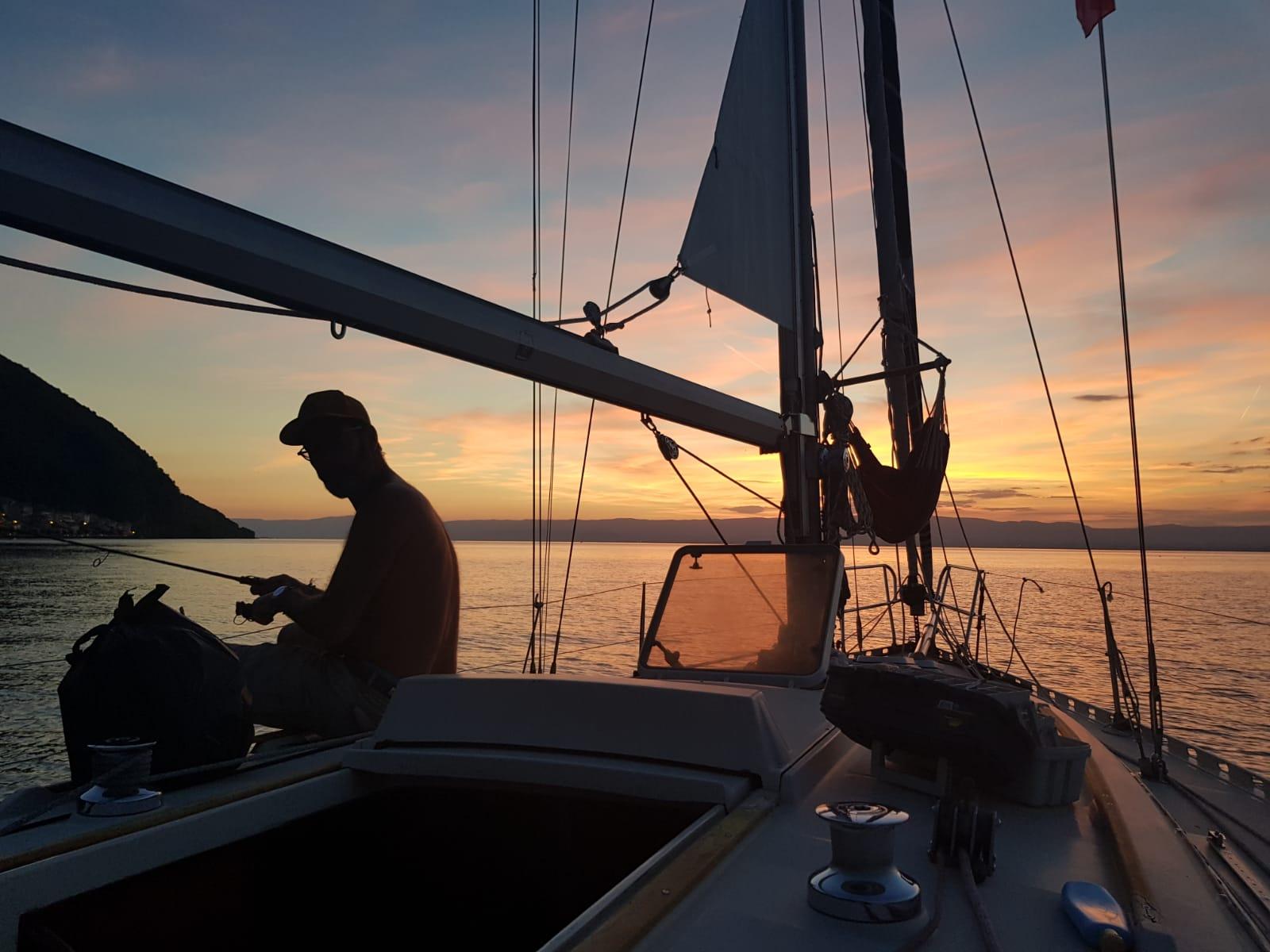 Évian-les-Bains: Aperitif bei Sonnenuntergang auf einem Segelboot auf dem Genfersee