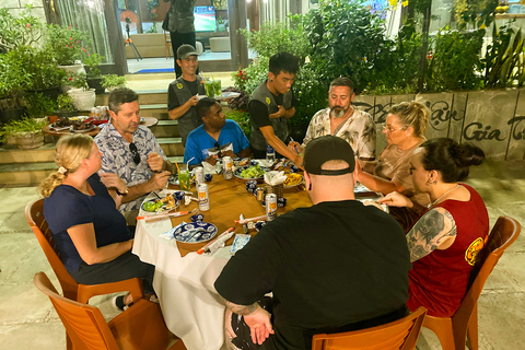 Hoi An: Visita nocturna gastronómica en Vespa y barbacoa privada