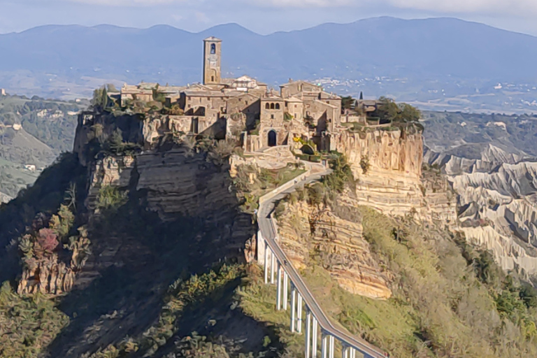 Desde Civitavecchia: la ciudad moribunda y el Monster Park TourTour compartido