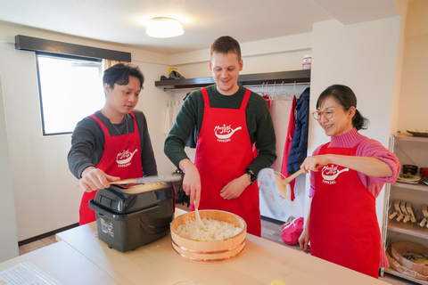 Tokyo : Cours de cuisine de sushi avec dégustation de saké