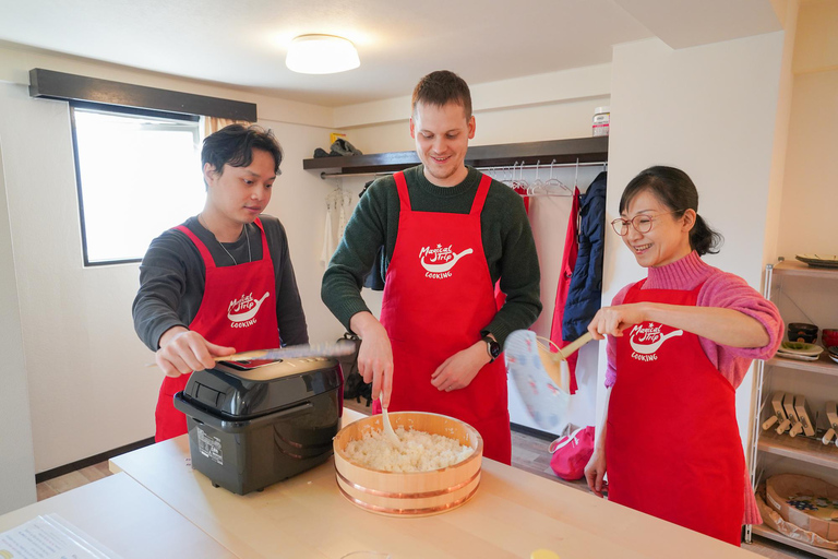 Tokyo: Sushi Cooking Class with Sake Tasting