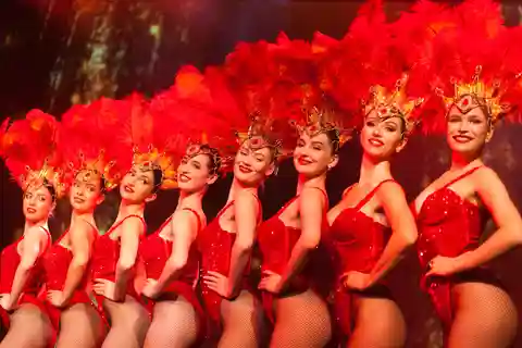 Warsaw: Live Show and Dinner for Two with Champagne