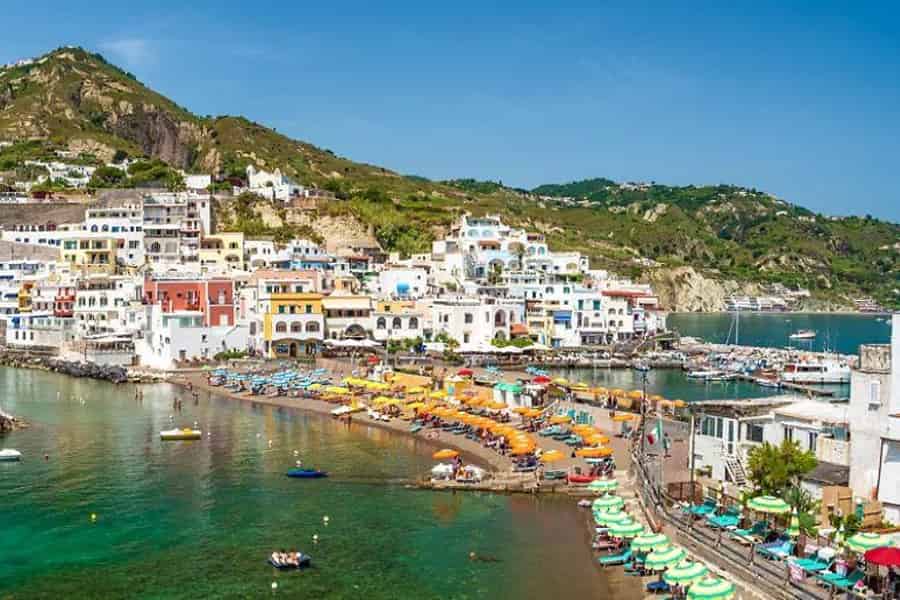 Ischia: Inselrundfahrt mit freiem Aufenthalt in Sant'Angelo. Foto: GetYourGuide Ischia: Inselrundfahrt mit freiem Aufenthalt in Sant'Angelo. Foto: GetYourGuide