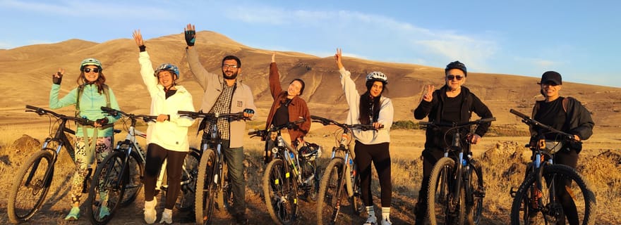 Visites guidées à vélo à travers les champs près du mont Hatis