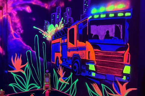 Costa Teguise: Indoor 15 Hole UV Neon Mini Golf Experience