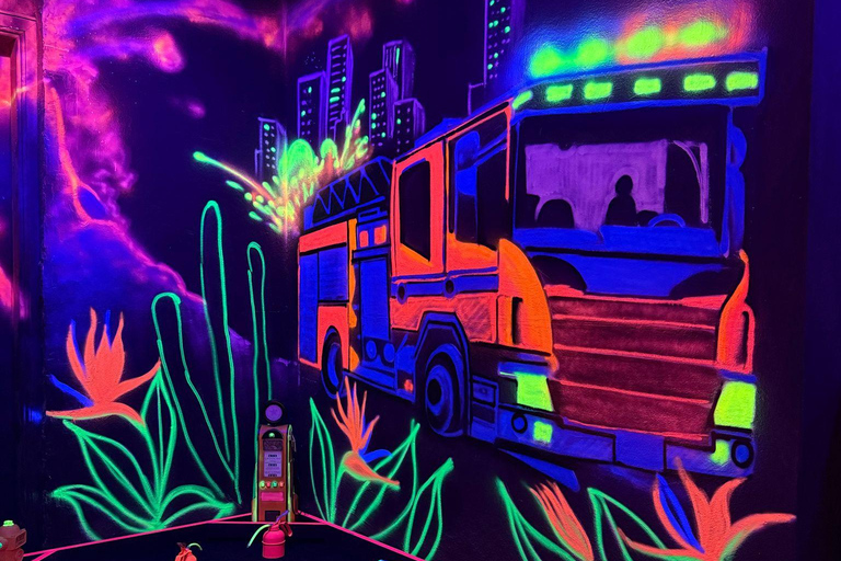 Costa Teguise: Indoor 15 Hole UV Neon Mini Golf Experience
