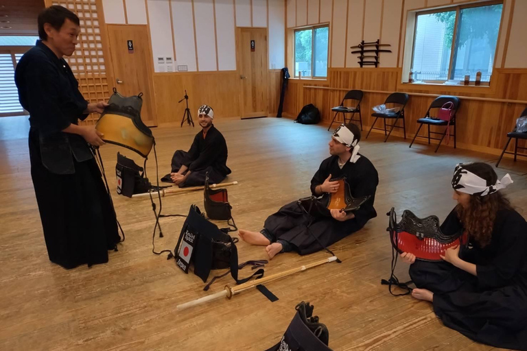 Tokyo: Japanese Kendo Experience with High-Ranked Instructor Let's experience kendo, a traditional Japanese martial art!