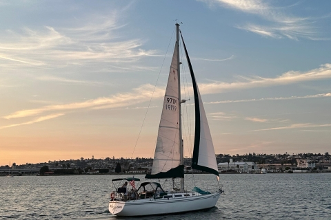 San Diego: Excursión guiada en velero al atardecer y durante el díaVela al atardecer