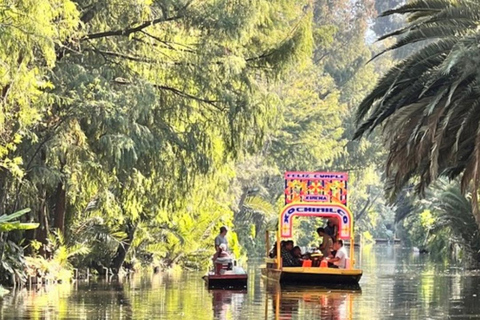 Musique et tequila à Xochimilco, visite de Coyoacán et CUMusique et Tequila à Xochimilco visite Coyoacán et CU