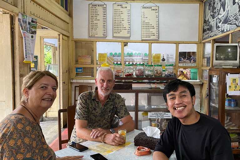 Yogyakarta: Pakualaman Royal Palace Walking Tour with Jamu