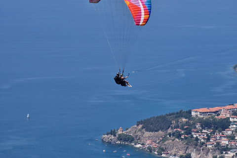 Gleitschirmfliegen über dem Ohridsee