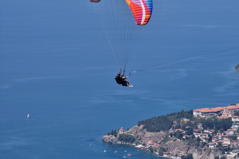 Gleitschirmfliegen über dem Ohridsee