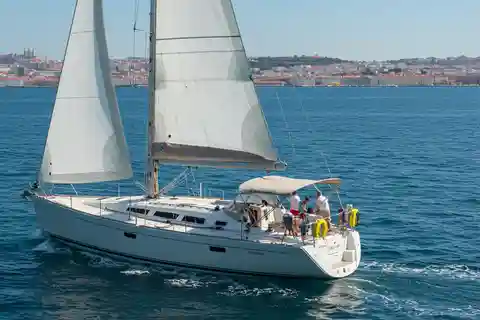 Lisbon: Champagne Sailing Tours