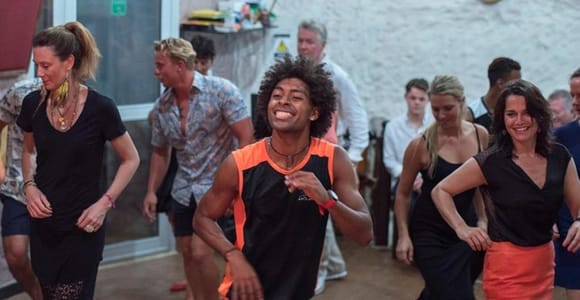 Cartagena: Salsa Class and Bar Hopping Tour with Drinks