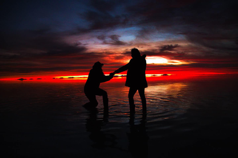 Uyuni: Salt Flats Tour with Lunch, Reflections, and Sunset