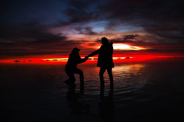 Uyuni: Salt Flats Tour with Lunch, Reflections, and Sunset
