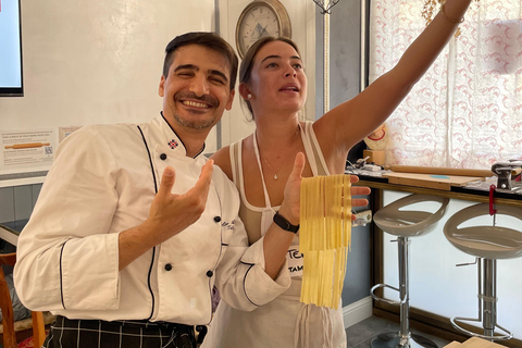 佛罗伦萨：意面制作课程，含晚餐、葡萄酒和... 唱歌！佛罗伦萨：意面制作课程，含晚餐、葡萄酒...还有歌唱！