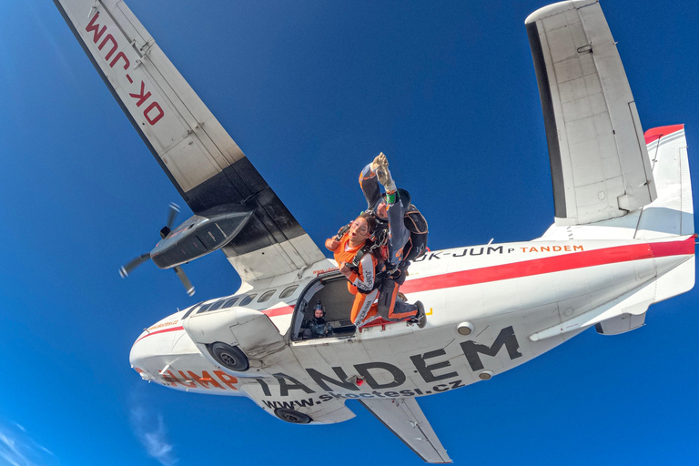 Prague: Tandem Skydiving 14,000 feet / free transfers