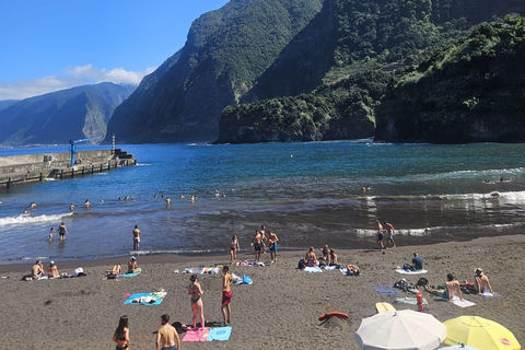 Madera: wycieczka jeepem z tyrolką, huśtawką i wulkanicznymi basenamiMadera: wycieczka jeepem z tyrolką, huśtawką i basenami wulkanicznymi