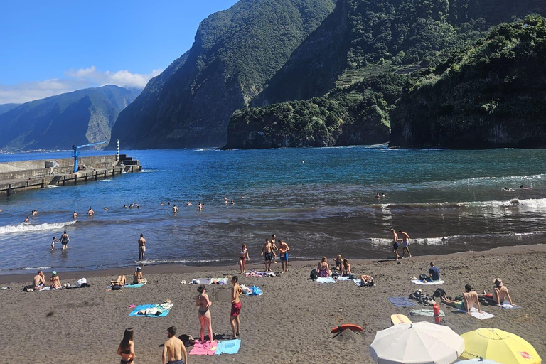 Madera: wycieczka jeepem z tyrolką, huśtawką i wulkanicznymi basenamiMadera: wycieczka jeepem z tyrolką, huśtawką i basenami wulkanicznymi