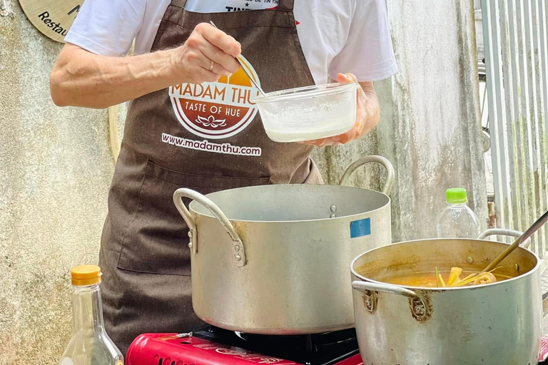 顺化市：顺化牛肉面工作坊 - 顺化传统美食之旅顺化牛肉面汤烹饪工作坊和当地市场之旅